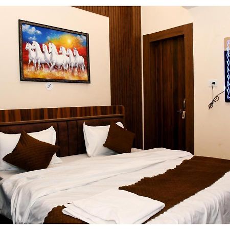 Tirupati Balaji Inn Bageshwar Dham Basāri Buitenkant foto