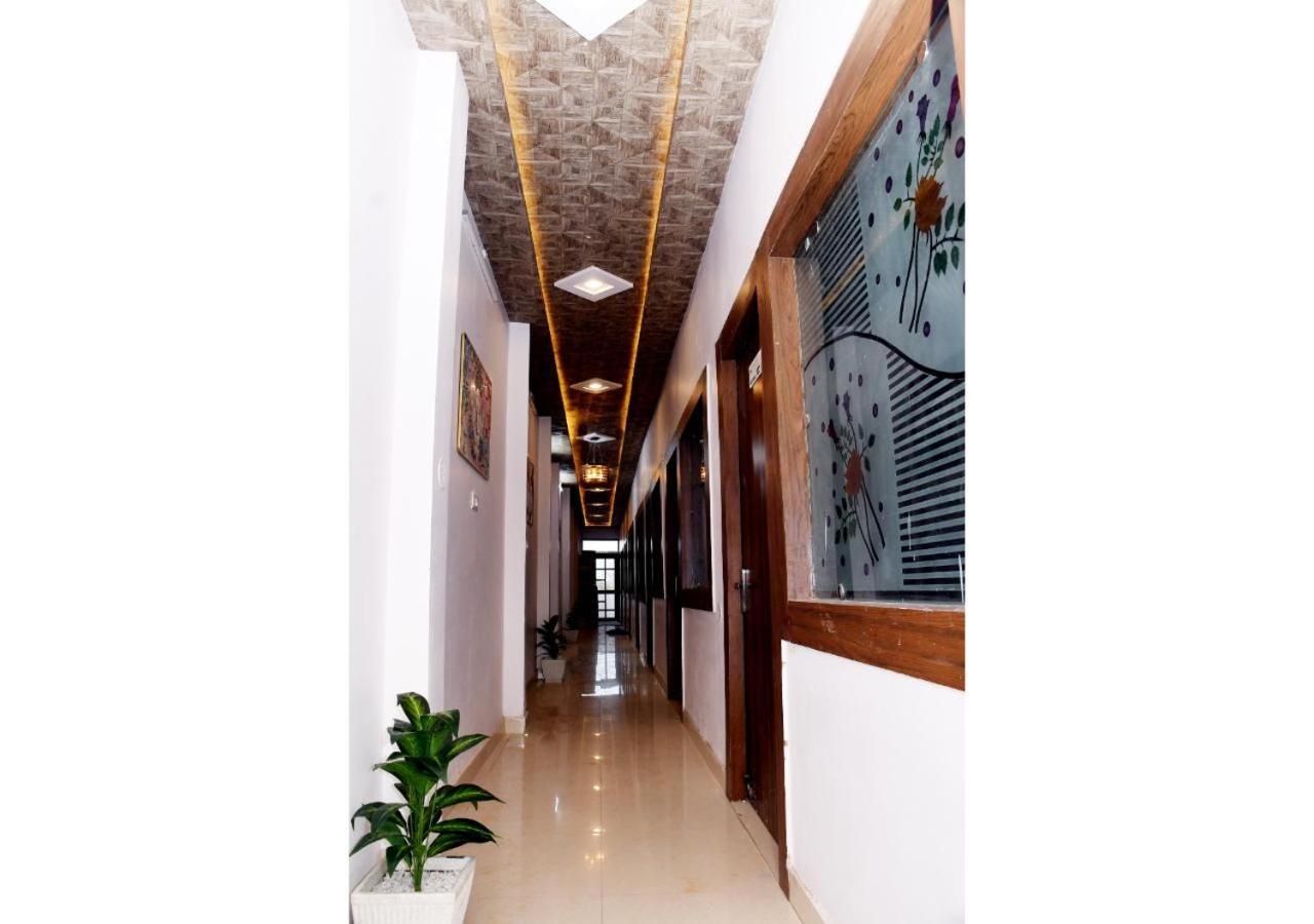 Tirupati Balaji Inn Bageshwar Dham Basāri Buitenkant foto