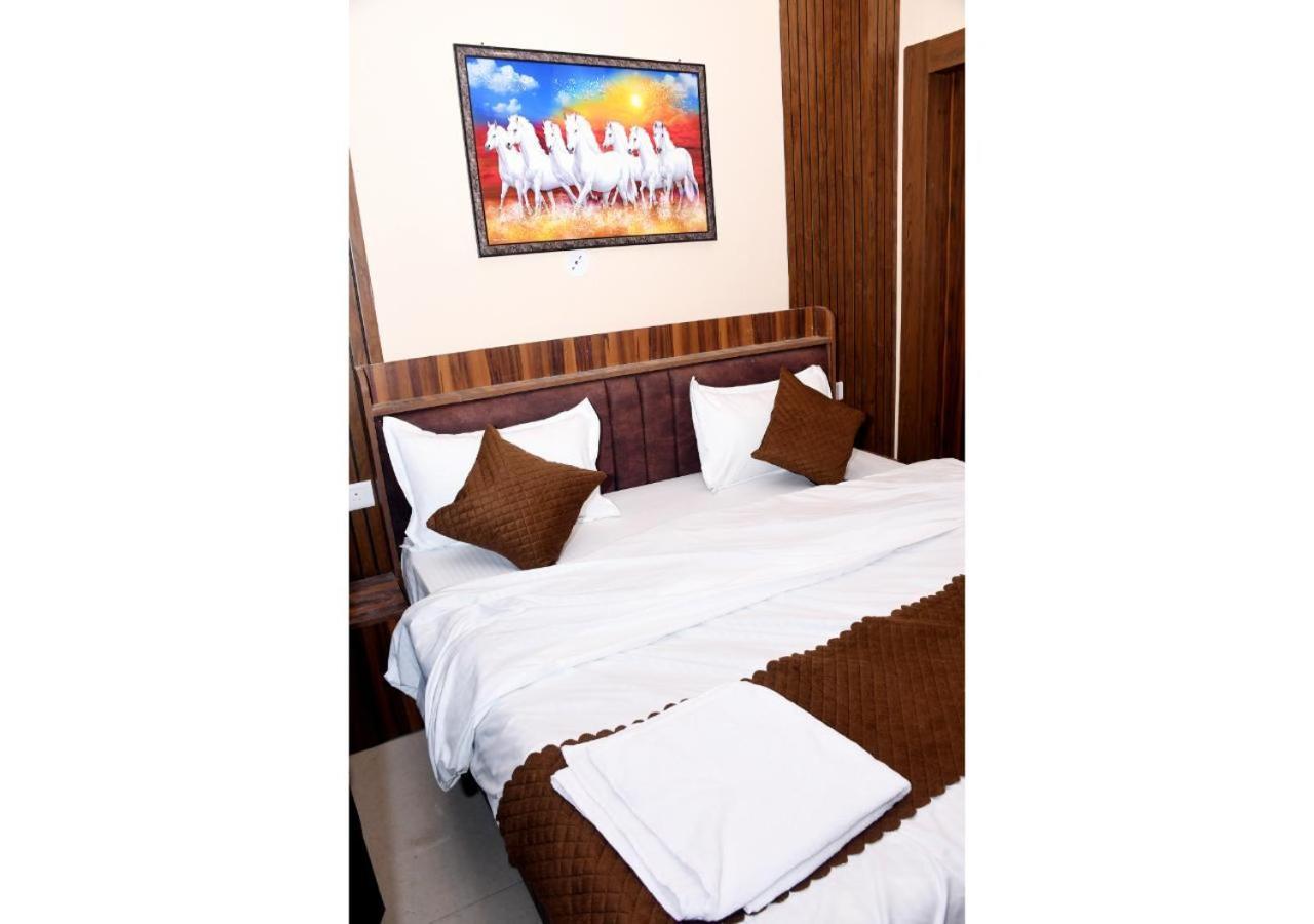Tirupati Balaji Inn Bageshwar Dham Basāri Buitenkant foto