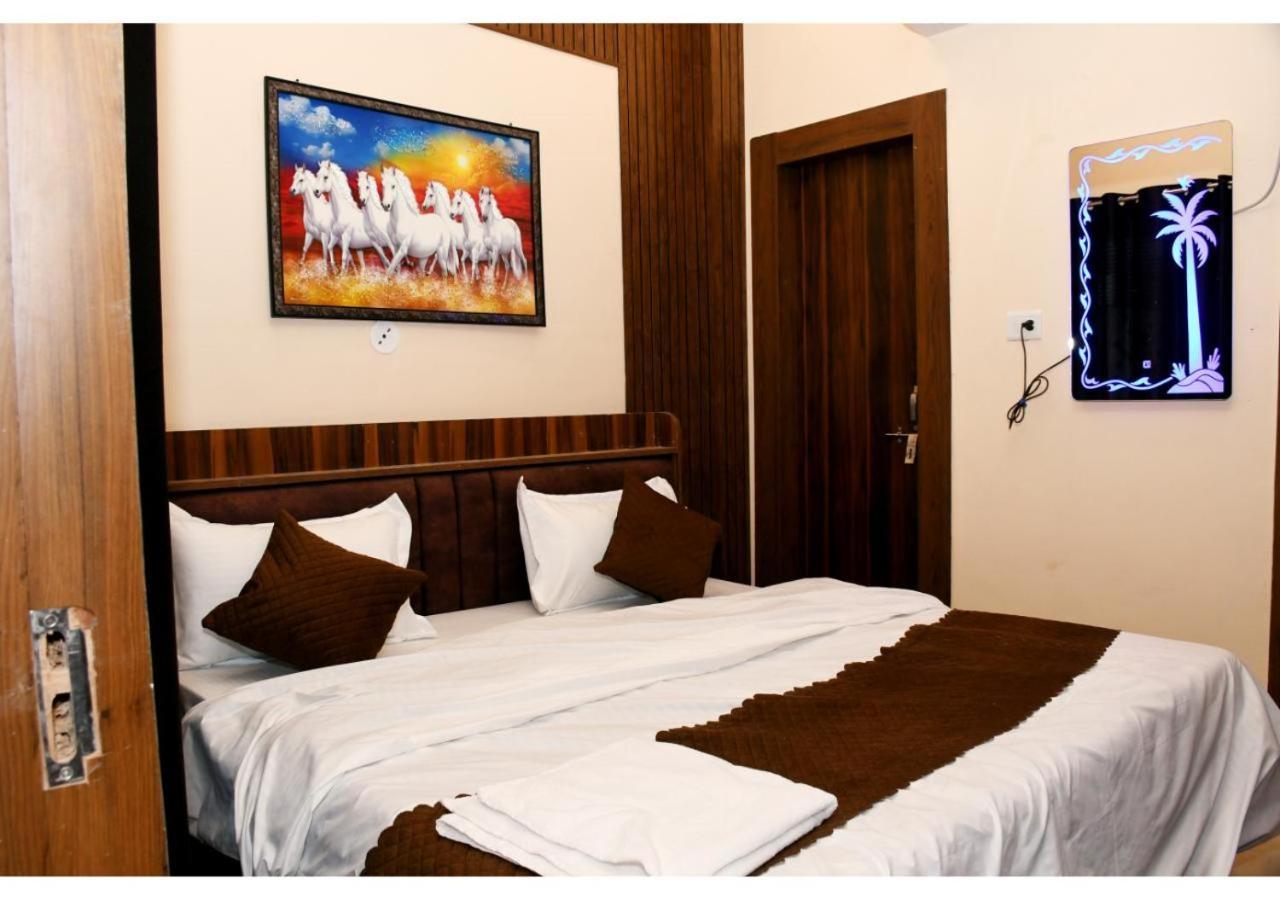 Tirupati Balaji Inn Bageshwar Dham Basāri Buitenkant foto
