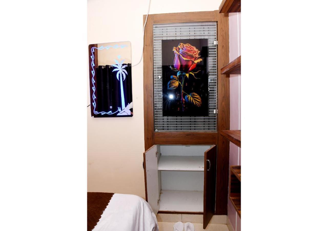 Tirupati Balaji Inn Bageshwar Dham Basāri Buitenkant foto