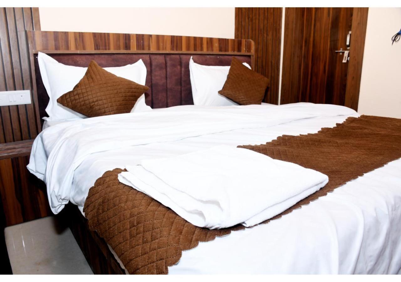 Tirupati Balaji Inn Bageshwar Dham Basāri Buitenkant foto