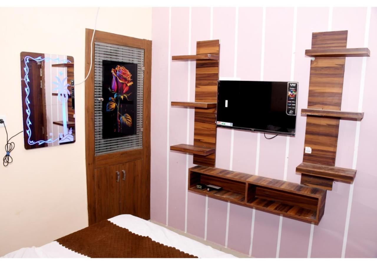 Tirupati Balaji Inn Bageshwar Dham Basāri Buitenkant foto