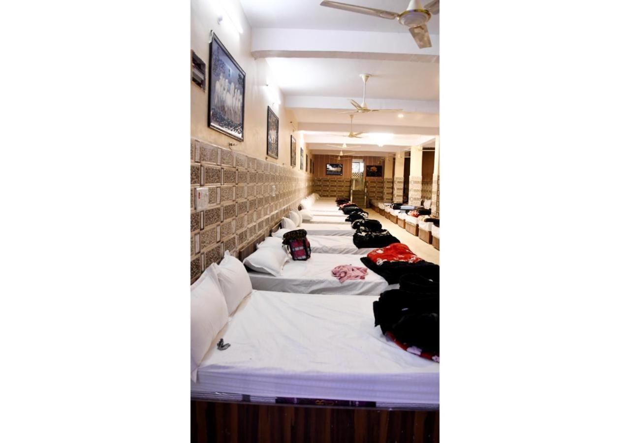 Tirupati Balaji Inn Bageshwar Dham Basāri Buitenkant foto