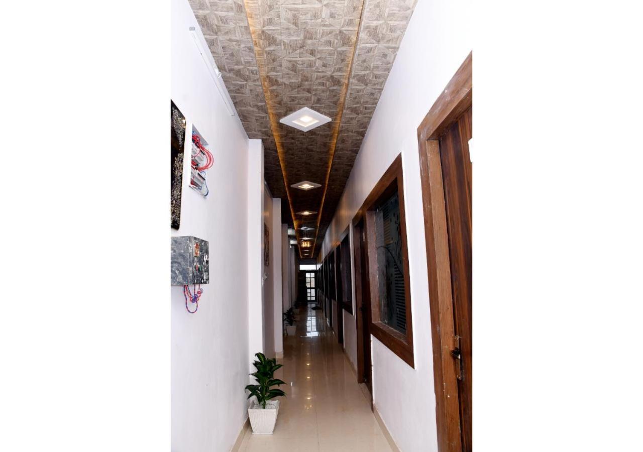 Tirupati Balaji Inn Bageshwar Dham Basāri Buitenkant foto