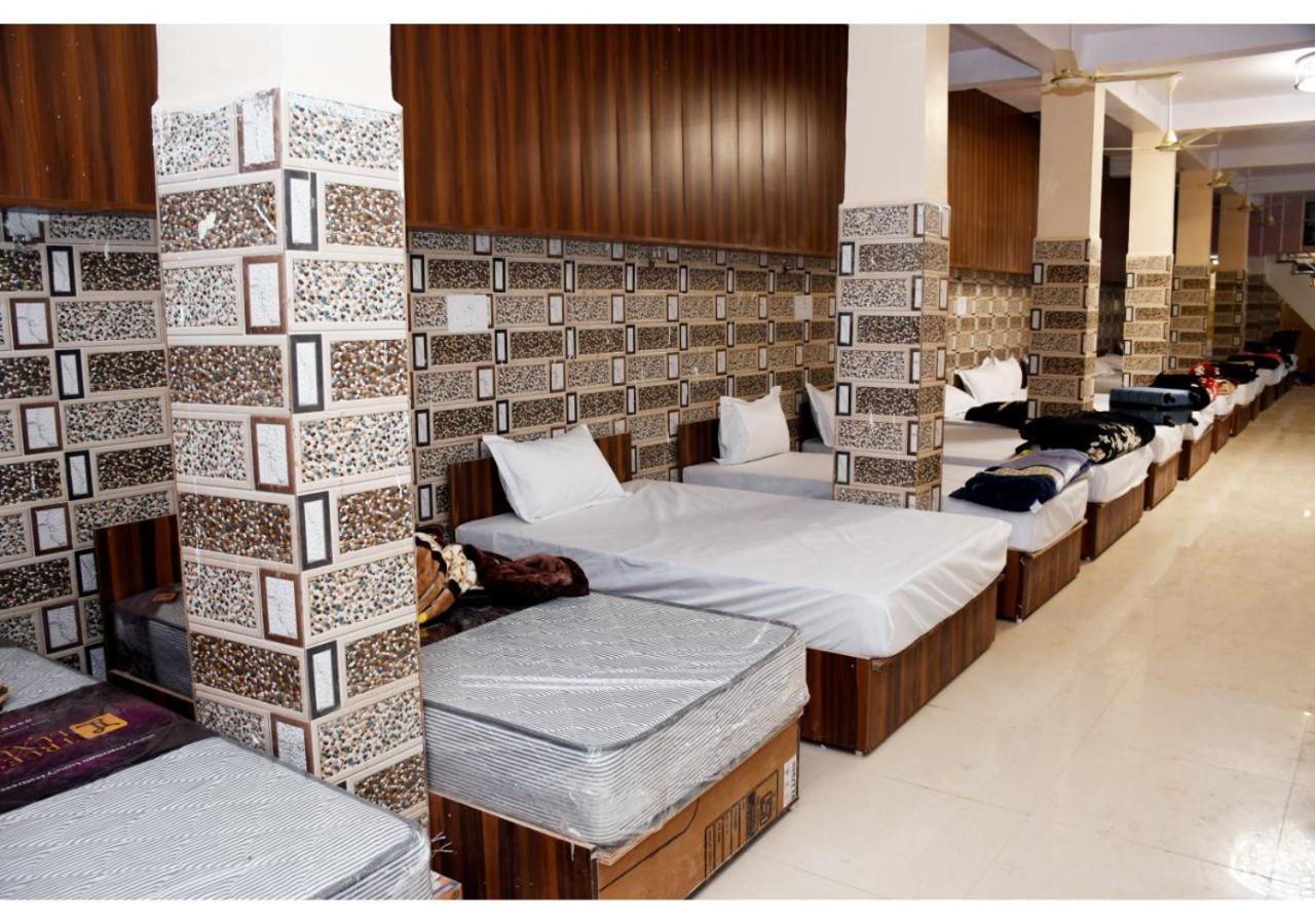 Tirupati Balaji Inn Bageshwar Dham Basāri Buitenkant foto