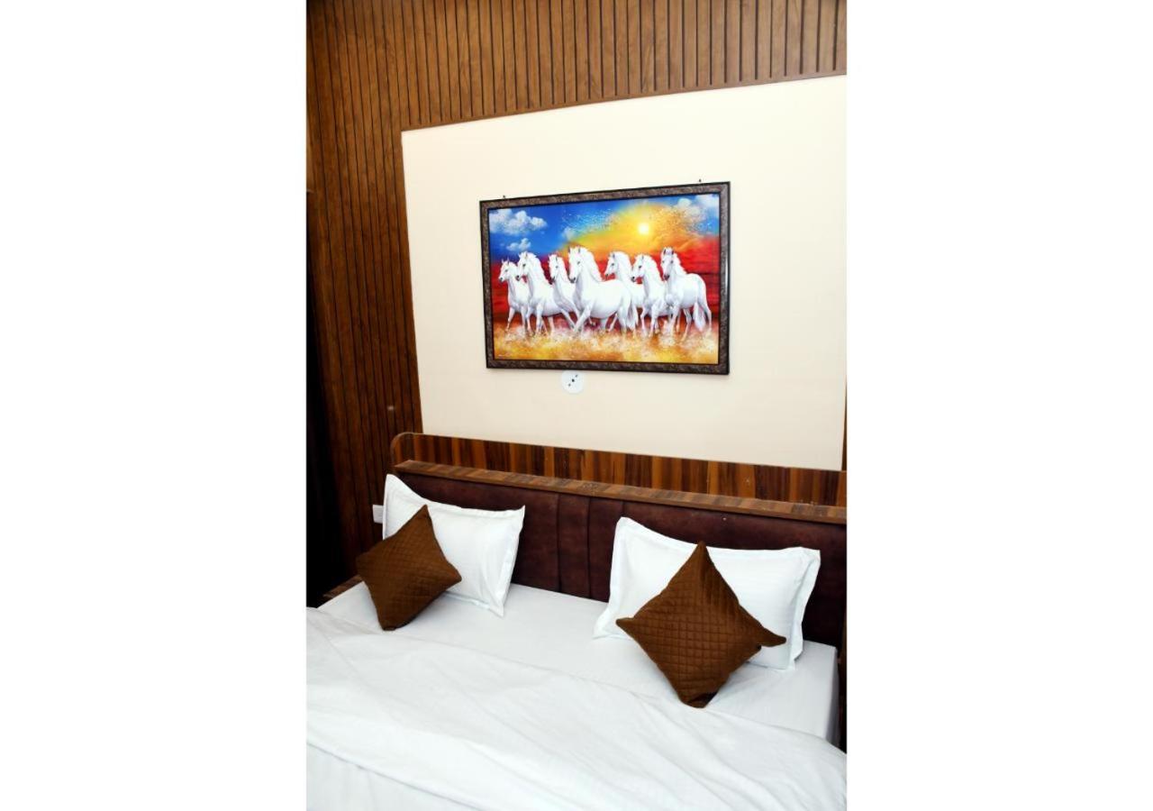 Tirupati Balaji Inn Bageshwar Dham Basāri Buitenkant foto