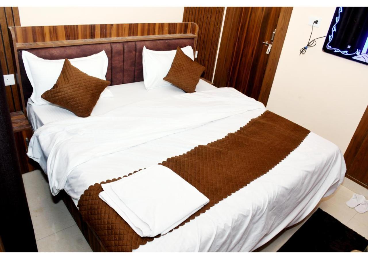 Tirupati Balaji Inn Bageshwar Dham Basāri Buitenkant foto