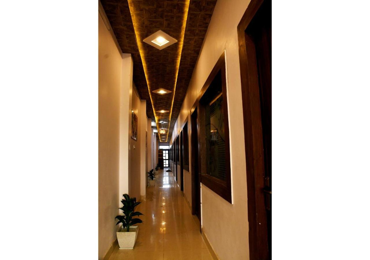 Tirupati Balaji Inn Bageshwar Dham Basāri Buitenkant foto