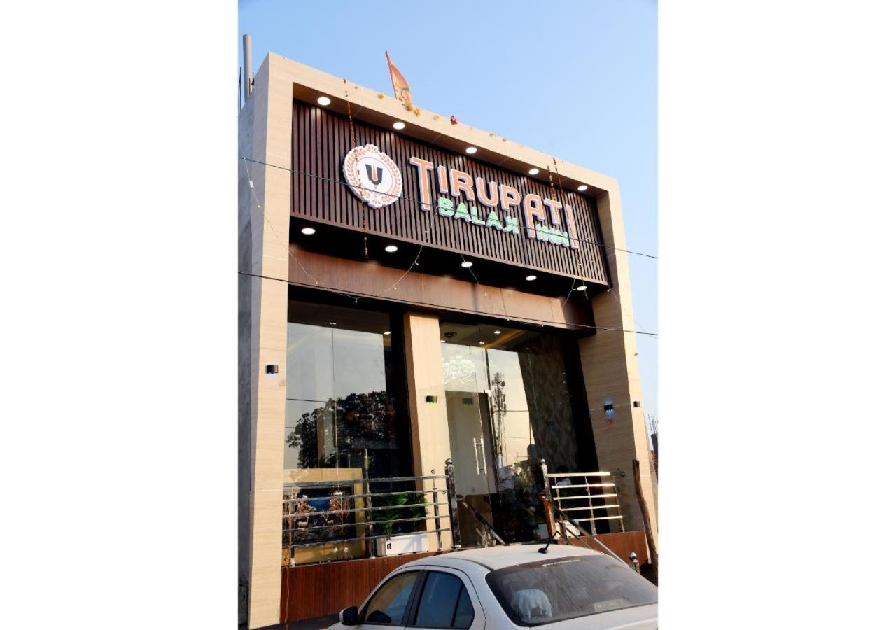 Tirupati Balaji Inn Bageshwar Dham Basāri Buitenkant foto
